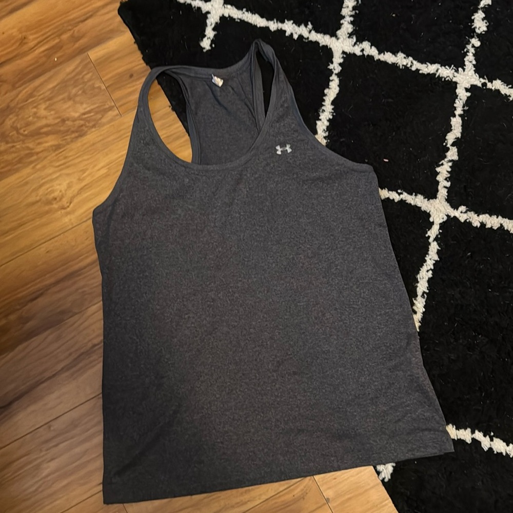 Women’s UA racerback.